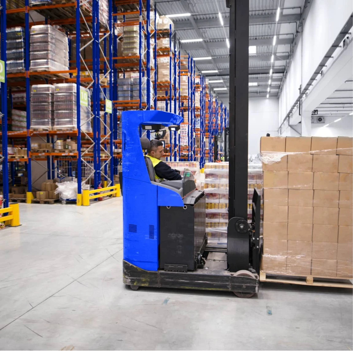 Employé sur chariot élévateur