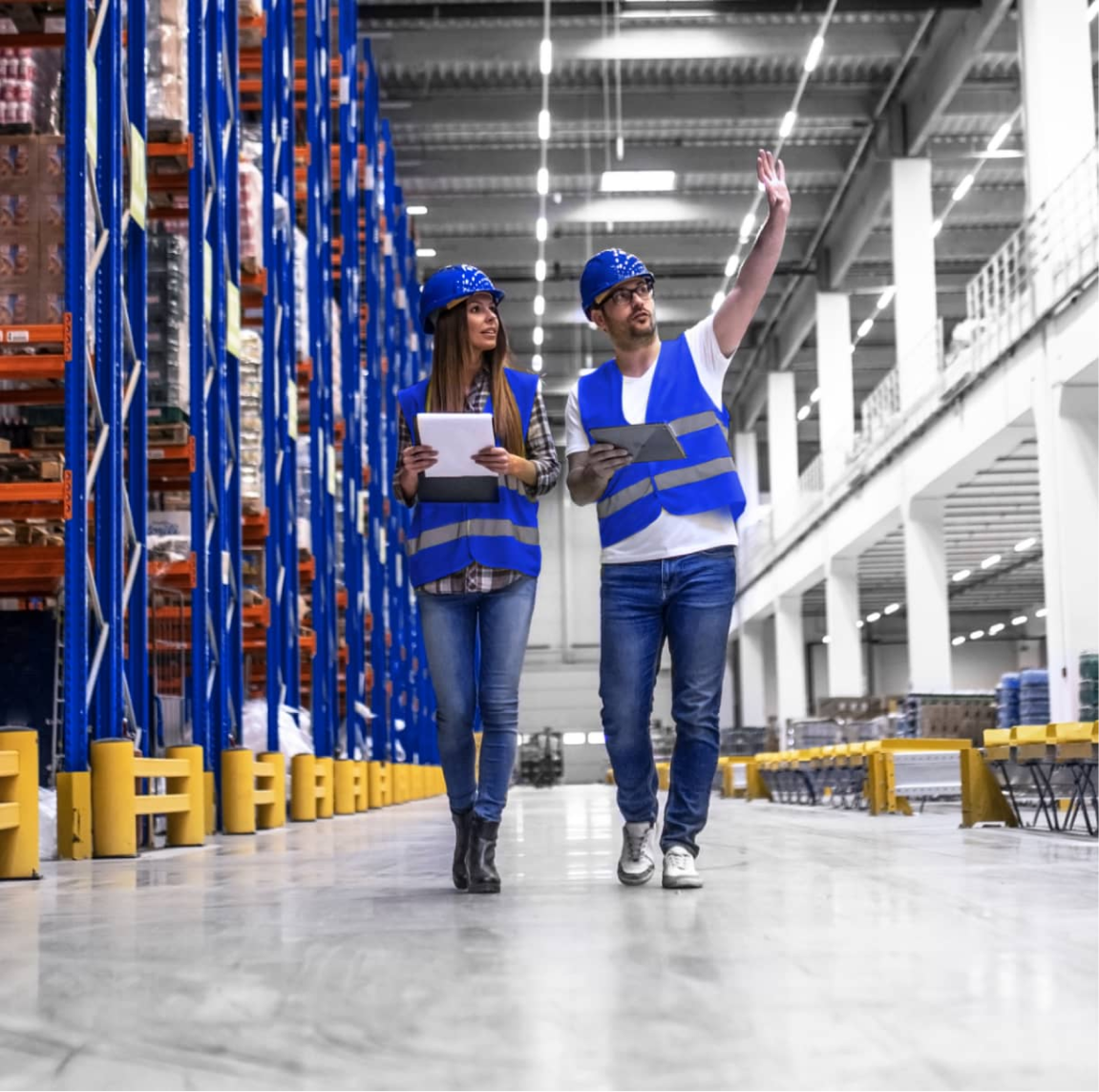 Equipe logistique marchant dans l'entrepôt